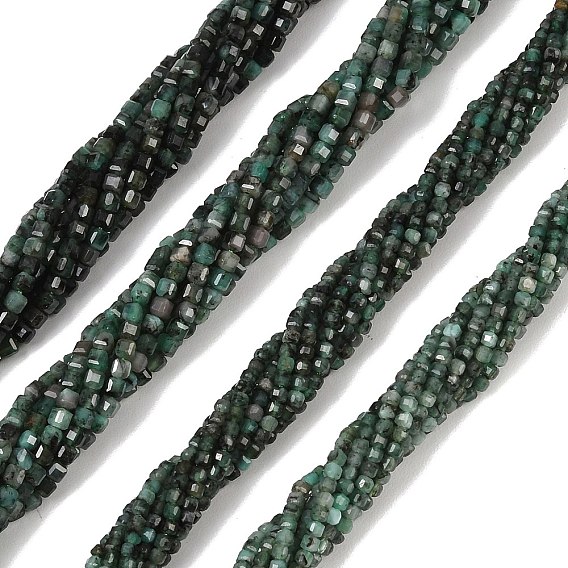 Натуральные изумрудные бисерные пряди, граненый стол, вырезанный куб