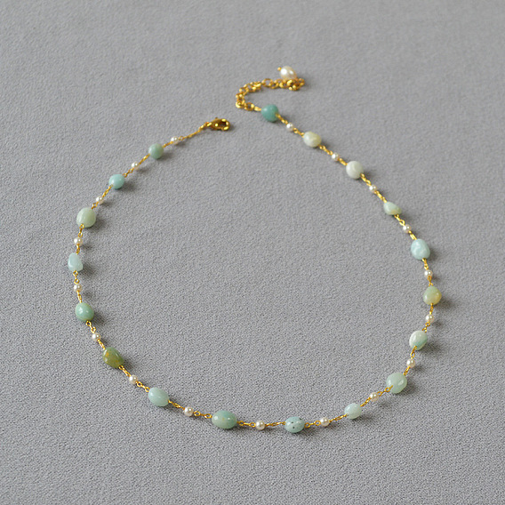 Короткое колье с фиолетовыми и зелеными бусинами из искусственного жемчуга