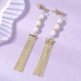 Серьги-гвоздики с кисточками из натурального культивированного пресноводного жемчуга., с подвесками в виде латунных цепочек в стиле "бостонское плетение"