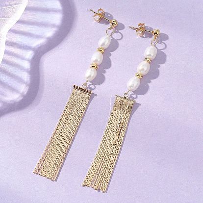 Серьги-гвоздики с кисточками из натурального культивированного пресноводного жемчуга., с подвесками в виде латунных цепочек в стиле "бостонское плетение"