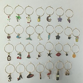 30 Anillos de latón para copas de vino., con los colgantes de la aleación del esmalte, dorado