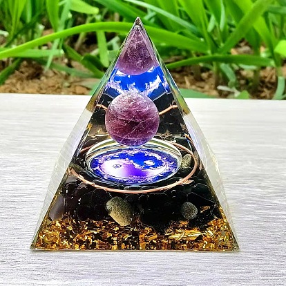 Energiegeneratoren aus Orgonit-Pyramidenharz, natürliche Amethyst- und Obsidiansplitter im Inneren als Schreibtischdekoration für das Homeoffice
