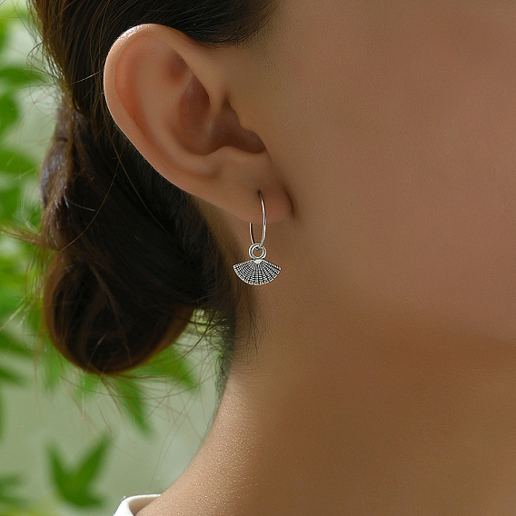 Элегантные латунные серьги-кольца в форме веера