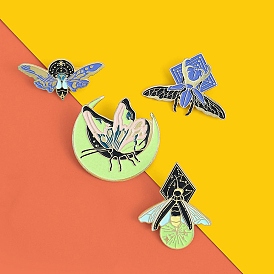 Glow in the Dark Luminous Moth Enamel Pin, Golden Alloy Badge for Backpack Clothes
