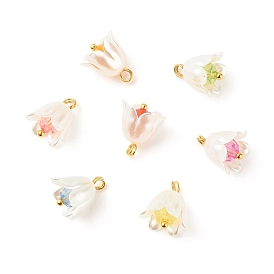 Breloques imitation perle en plastique abs peintes à la bombe, avec des perles rondes en acrylique transparent et des apprêts en laiton doré, fleur