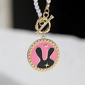 Ожерелье из эмалированного сплава с плоским круглым подвесом в виде кролика, украшенное белыми круглыми бусинами из искусственного жемчуга., золотые