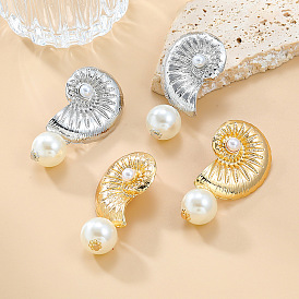 Серьги-гвоздики с имитацией жемчуга из пластика и сплава в форме ракушки