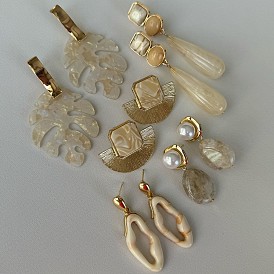 Серьги-подвески из сплава, акрила и пластика с жемчугом, золотые