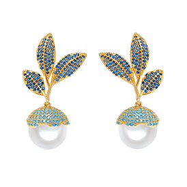 Серьги-гвоздики с листом и круглыми латунными микрофианитами, с пластиковой жемчужины