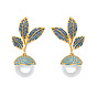 Серьги-гвоздики с листом и круглыми латунными микрофианитами, с пластиковой жемчужины