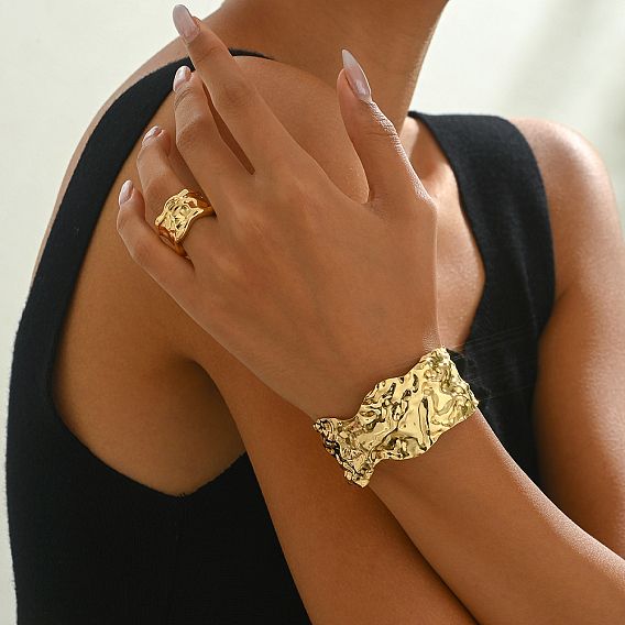 Элегантный латунный браслет-манжета и набор колец с неровной текстурой для женских праздничных аксессуаров