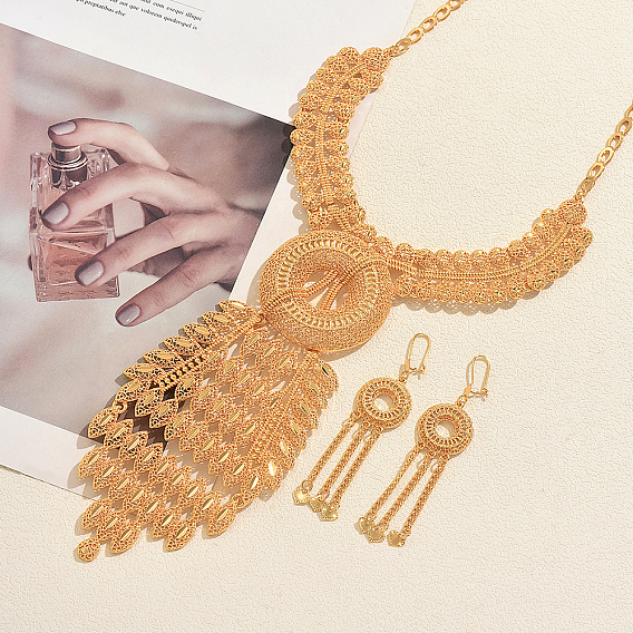 Conjunto de pendientes y collar geométricos vintage de aleación hueca para mujer.