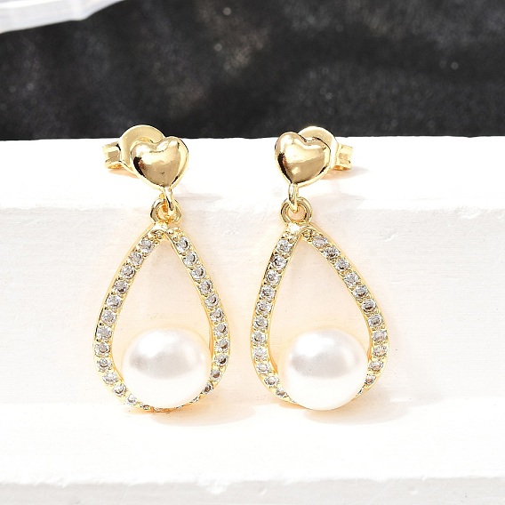 Серьги-гвоздики в форме капли с круглыми латунными микропаве из прозрачных кубических цирконий, с пластиковой имитационной жемчужиной, без кадмия и без свинца