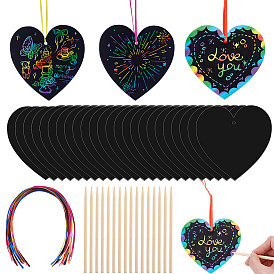 Самодельная картина в форме сердца ко Дню святого Валентина, выполненная в технике скретч-арт., с бумажной карточкой, веревка и бамбуковые палочки