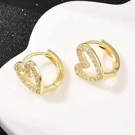 Полые серьги-кольца в форме сердца из латуни с микропаве из прозрачных кубических цирконий.