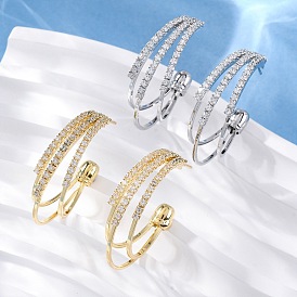 Серьги-гвоздики из латуни в форме тройной буквы С с микропаве из прозрачных кубических цирконий, без свинца и без кадмия, долговечный, стойки покрытие