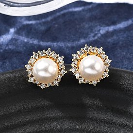 Круглые серьги-гвоздики из латуни с микропаве из прозрачных кубических цирконий, с пластиковой имитационной жемчужиной, стойки покрытие, без кадмия и без свинца