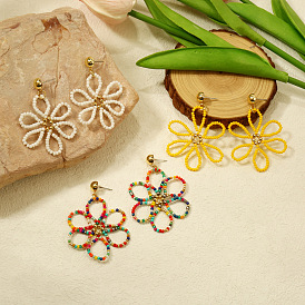 Серьги-гвоздики с подвесками в виде цветка из латунного стекла и бисера, золотые