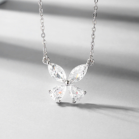 Collier élégant en argent sterling avec pendentif papillon en zircone cubique transparente pour les vacances des femmes