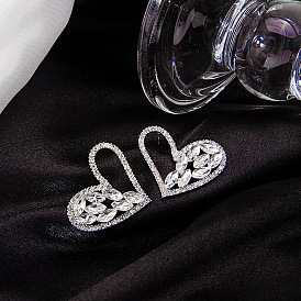 Exquisite Heart-shaped Earrings with Zirconia Stones, European and American Style, Fashionable Hollow-out Design, Super Sparkling High-end Luxury Temperament Ear Studs for Women.