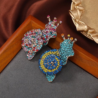 Женская брошь в виде улитки из сплава со стразами