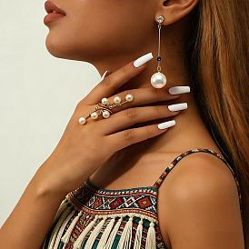 Набор из железных круглых сережек-гвоздиков с искусственным жемчугом и колец-манжет.