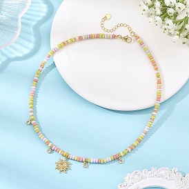 Collar con colgante de sol de cuentas de vidrio y circonitas cúbicas transparentes engastadas en latón., dorado