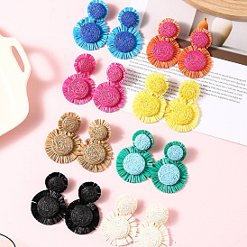 Серьги-гвоздики из рафии в богемном стиле, цветок