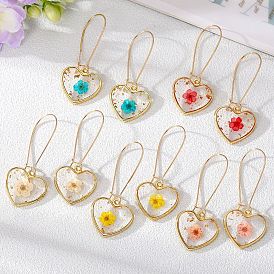 Boucles d'oreilles en fleurs séchées en forme de coeur avec feuille d'or et fleurs éternelles