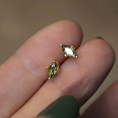 Серьги-гвоздики из латуни с микропаве из кубических цирконий в форме конского глаза