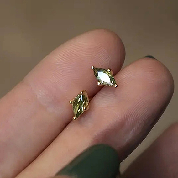 Серьги-гвоздики из латуни с микропаве из кубических цирконий в форме конского глаза