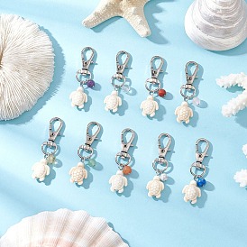 Подвеска в виде черепахи из окрашенной синтетической бирюзы, с поворотными карабинами из сплава и бусинами из натурального камня