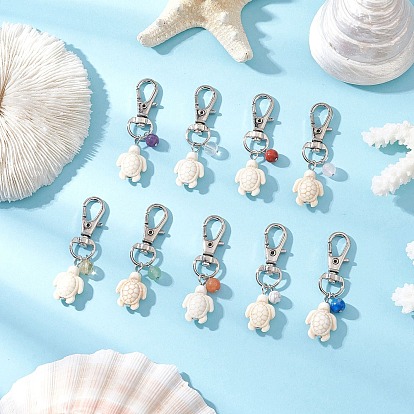 Подвеска в виде черепахи из окрашенной синтетической бирюзы, с поворотными карабинами из сплава и бусинами из натурального камня