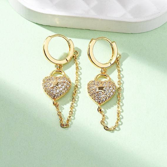 Серьги-кольца из латуни с микропаве и прозрачным кубическим цирконием в форме сердца, без никеля , цепочка-оберег
