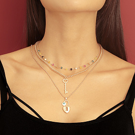Collier pendentif vintage à triple couche avec serrure à clé en forme de cœur, avec perles colorées, chaîne faite à la main, bijoux