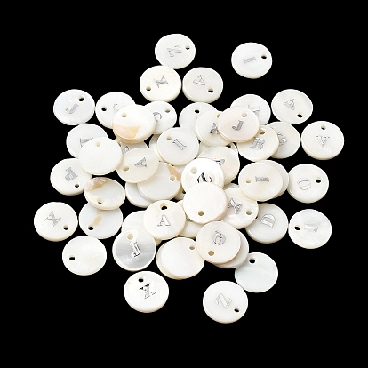 Pendentifs de coquillages d'eau douce naturelle, avec ornements métalliques gravés au fer plaqué platine, plat rond avec la lettre initiale, alphabet, blanc