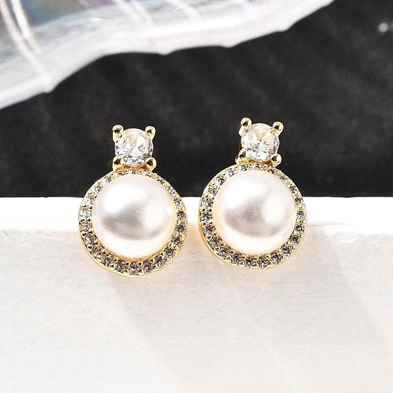 Круглые серьги-гвоздики из латуни с микропаве из прозрачных кубических цирконий, с пластиковой имитационной жемчужиной, без кадмия и без свинца