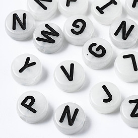 Leuchtende weiße Rauch Acrylperlen, Leuchten im Dunkeln, horizontales Loch, flache Runde mit gemischtem Buchstaben