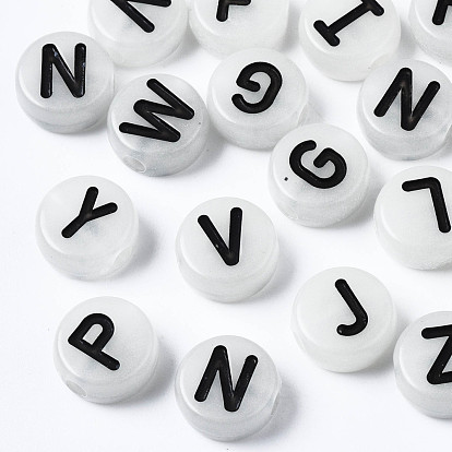 Leuchtende weiße Rauch Acrylperlen, Leuchten im Dunkeln, horizontales Loch, flache Runde mit gemischtem Buchstaben