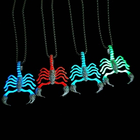 Lueur lumineuse dans les colliers pendentif scorpion en alliage sombre, avec gourmette en acier inoxydable