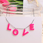 Saint-Valentin acrylique mot amour charmes bavoirs colliers, avec des chaînes en acier inoxydable