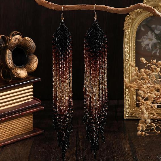 Серьги-подвески ручной работы в богемном стиле из стеклянного бисера с кисточками., золотые