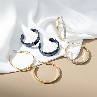 Minimalist Circle Earrings with Shiny Metal Clasp for Fashionable Look