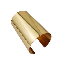 Яркий и блестящий широкий браслет-манжета из золота и серебра с открытым дизайном — эффектное украшение