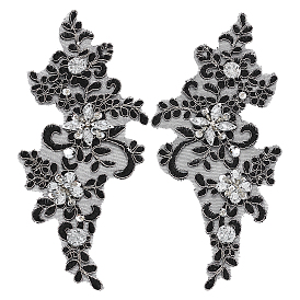 1 Сочетайте цветочные изделия из полиэстера с вышитыми стеклянными элементами и пришивными украшениями, швейные украшения