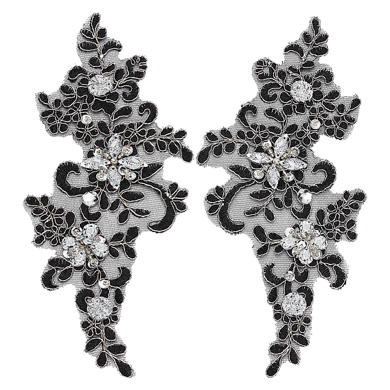 1 Сочетайте цветочные изделия из полиэстера с вышитыми стеклянными элементами и пришивными украшениями, швейные украшения