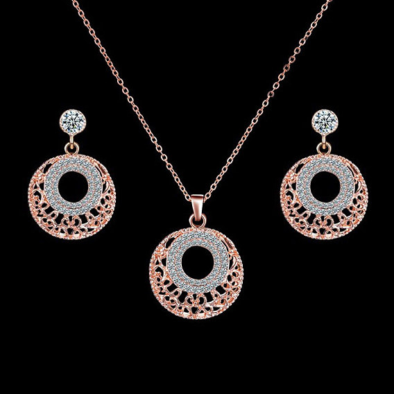 Комплекты из колье, сплава, кристаллов, горного хрусталя, подвесок и серег-гвоздиков