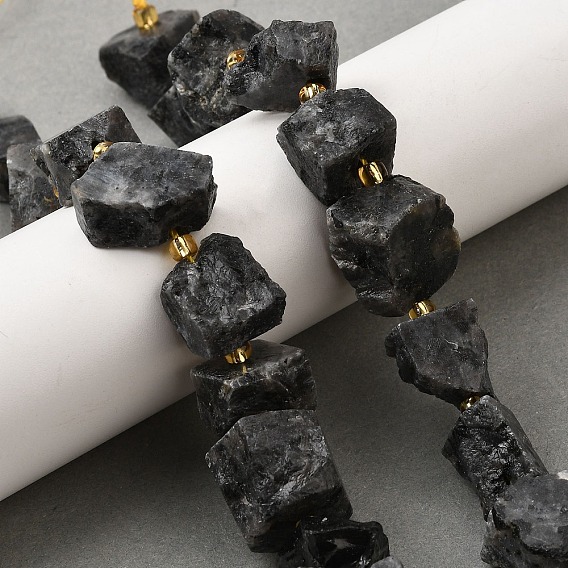 Необработанные грубые натуральные бусины из ларвикита, самородки, с бисером