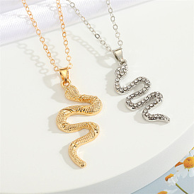 Stylish Vintage Snake Necklace with Diamond Inlay S-shaped Irregular Pendant Collarbone Chain