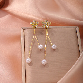 Серьги-гвоздики с кисточками из цветочного сплава и кристаллами горного хрусталя, с пластиковой имитационной жемчужиной